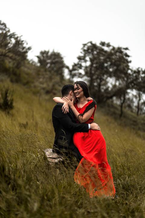 Inspiração e ideias criativas ensaio fotográfico pré casamento pré wedding de casal no Morro do Sabóo São Roque - SP'