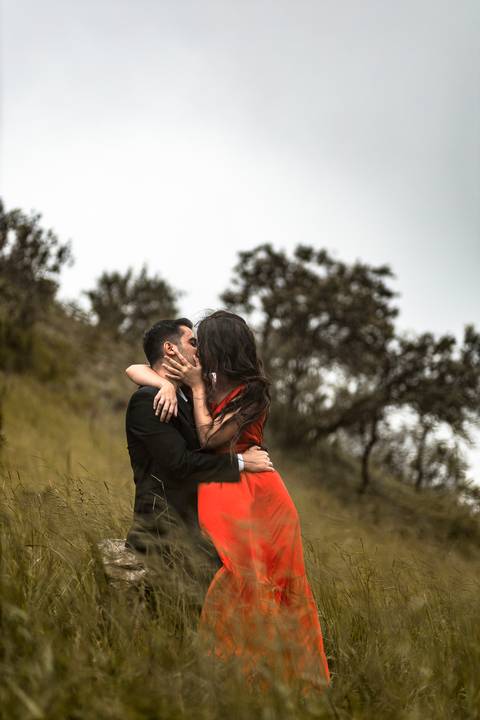 Inspiração e ideias criativas ensaio fotográfico pré casamento pré wedding de casal no Morro do Sabóo São Roque - SP'