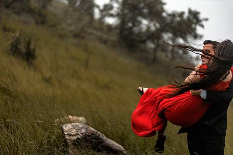 Inspiração e ideias criativas ensaio fotográfico pré casamento pré wedding de casal no Morro do Sabóo São Roque - SP'