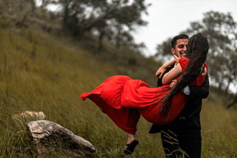 Inspiração e ideias criativas ensaio fotográfico pré casamento pré wedding de casal no Morro do Sabóo São Roque - SP'