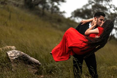 Inspiração e ideias criativas ensaio fotográfico pré casamento pré wedding de casal no Morro do Sabóo São Roque - SP'