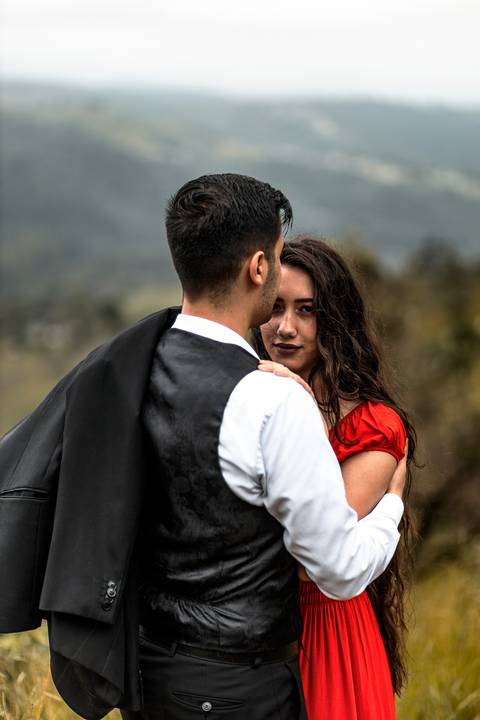 Inspiração e ideias criativas ensaio fotográfico pré casamento pré wedding de casal no Morro do Sabóo São Roque - SP'