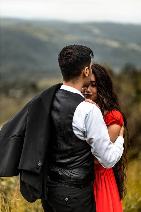 Inspiração e ideias criativas ensaio fotográfico pré casamento pré wedding de casal no Morro do Sabóo São Roque - SP'