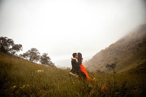 Inspiração e ideias criativas ensaio fotográfico pré casamento pré wedding de casal no Morro do Sabóo São Roque - SP'