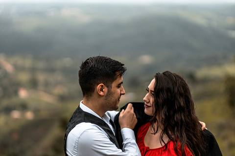 Inspiração e ideias criativas ensaio fotográfico pré casamento pré wedding de casal no Morro do Sabóo São Roque - SP'