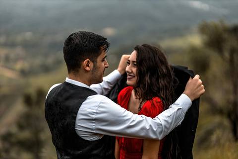 Inspiração e ideias criativas ensaio fotográfico pré casamento pré wedding de casal no Morro do Sabóo São Roque - SP'