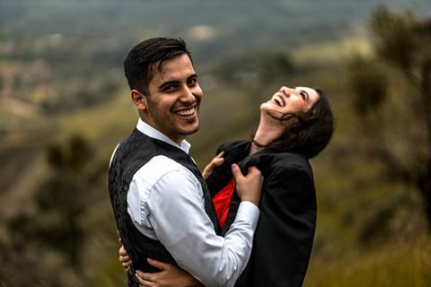 Inspiração e ideias criativas ensaio fotográfico pré casamento pré wedding de casal no Morro do Sabóo São Roque - SP'