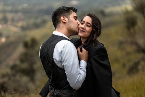 Inspiração e ideias criativas ensaio fotográfico pré casamento pré wedding de casal no Morro do Sabóo São Roque - SP'