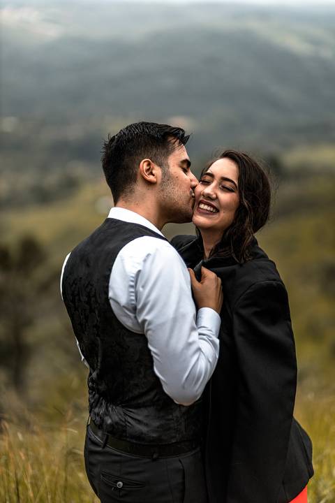 Inspiração e ideias criativas ensaio fotográfico pré casamento pré wedding de casal no Morro do Sabóo São Roque - SP'