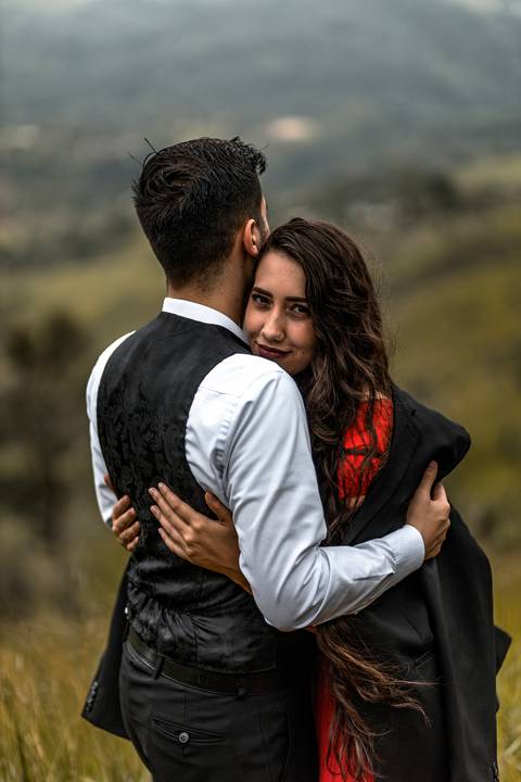 Inspiração e ideias criativas ensaio fotográfico pré casamento pré wedding de casal no Morro do Sabóo São Roque - SP'