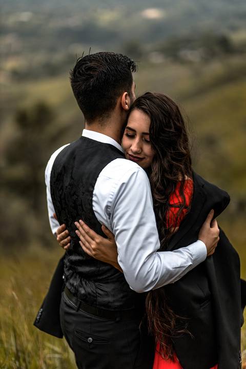 Inspiração e ideias criativas ensaio fotográfico pré casamento pré wedding de casal no Morro do Sabóo São Roque - SP'