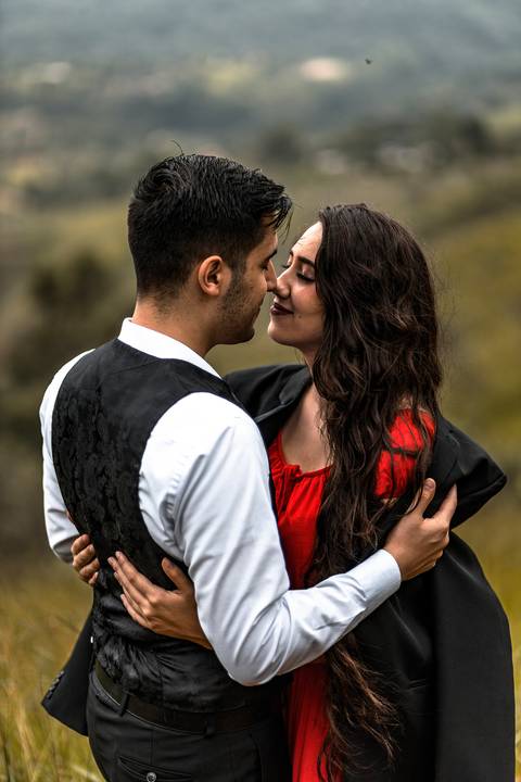 Inspiração e ideias criativas ensaio fotográfico pré casamento pré wedding de casal no Morro do Sabóo São Roque - SP'