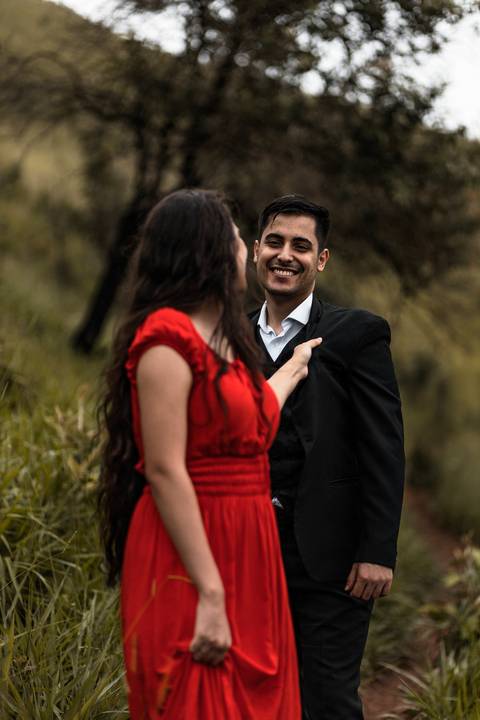 Inspiração e ideias criativas ensaio fotográfico pré casamento pré wedding de casal no Morro do Sabóo São Roque - SP'