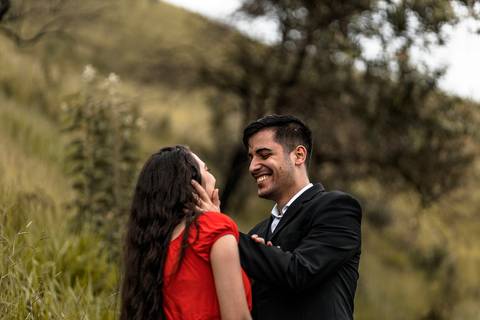 Inspiração e ideias criativas ensaio fotográfico pré casamento pré wedding de casal no Morro do Sabóo São Roque - SP'