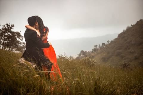 Inspiração e ideias criativas ensaio fotográfico pré casamento pré wedding de casal no Morro do Sabóo São Roque - SP'
