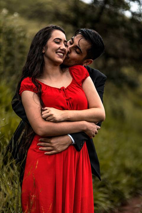 Inspiração e ideias criativas ensaio fotográfico pré casamento pré wedding de casal no Morro do Sabóo São Roque - SP'