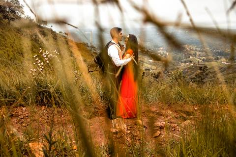 Inspiração e ideias criativas ensaio fotográfico pré casamento pré wedding de casal no Morro do Sabóo São Roque - SP'