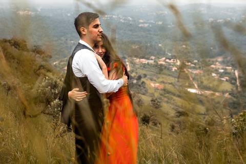 Inspiração e ideias criativas ensaio fotográfico pré casamento pré wedding de casal no Morro do Sabóo São Roque - SP'