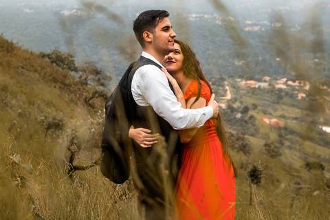 Inspiração e ideias criativas ensaio fotográfico pré casamento pré wedding de casal no Morro do Sabóo São Roque - SP'