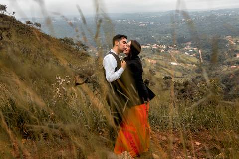 Inspiração e ideias criativas ensaio fotográfico pré casamento pré wedding de casal no Morro do Sabóo São Roque - SP'