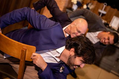 Inspiração e ideias criativas de fotos fotográfico de Making Of do noivo no Coco Bambu - Alphaville'