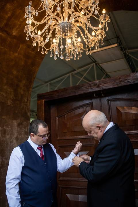 Inspiração e ideias criativas de fotos fotográfico de Making Of do noivo no Sítio Larilu - SP'