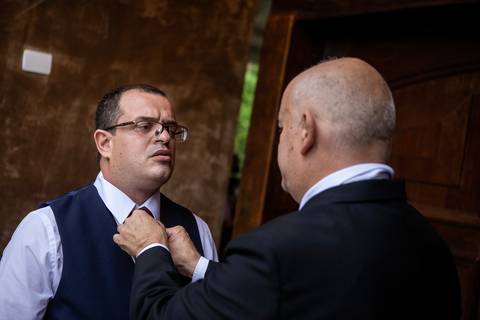 Inspiração e ideias criativas de fotos fotográfico de Making Of do noivo no Sítio Larilu - SP'