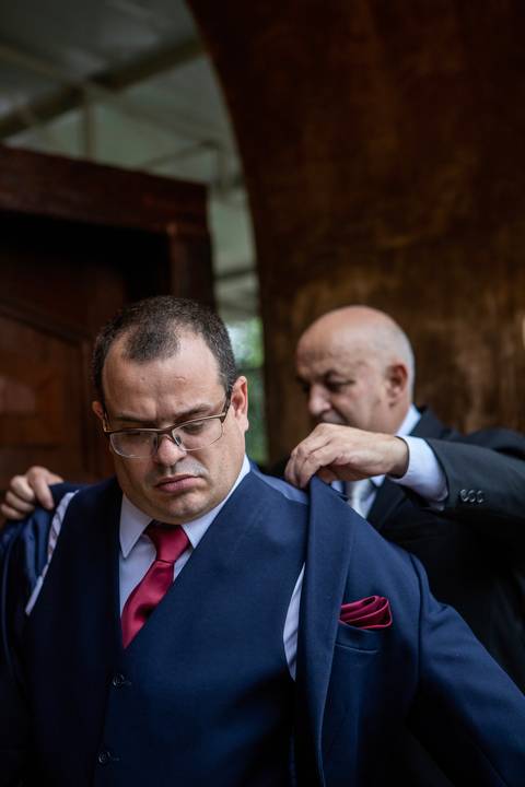 Inspiração e ideias criativas de fotos fotográfico de Making Of do noivo no Sítio Larilu - SP'