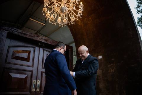 Inspiração e ideias criativas de fotos fotográfico de Making Of do noivo no Sítio Larilu - SP'