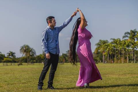 Inspiração e ideias criativas ensaio fotográfico pré casamento pré wedding de casal no Parque Villa Lobos - SP'