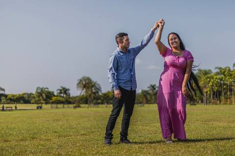 Inspiração e ideias criativas ensaio fotográfico pré casamento pré wedding de casal no Parque Villa Lobos - SP'