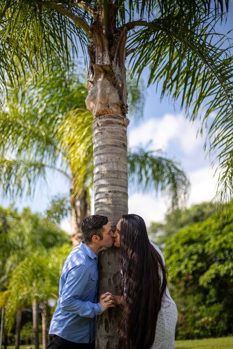Inspiração e ideias criativas ensaio fotográfico pré casamento pré wedding de casal no Parque Villa Lobos - SP'