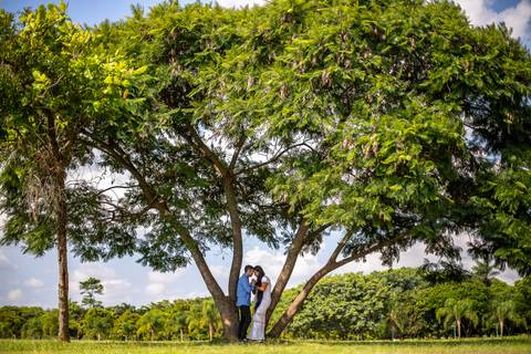 Inspiração e ideias criativas ensaio fotográfico pré casamento pré wedding de casal no Parque Villa Lobos - SP'