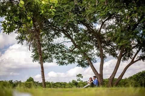 Inspiração e ideias criativas ensaio fotográfico pré casamento pré wedding de casal no Parque Villa Lobos - SP'