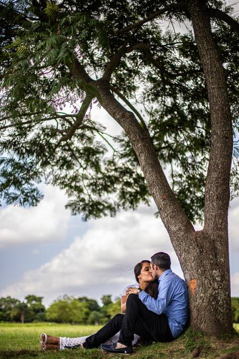 Inspiração e ideias criativas ensaio fotográfico pré casamento pré wedding de casal no Parque Villa Lobos - SP'