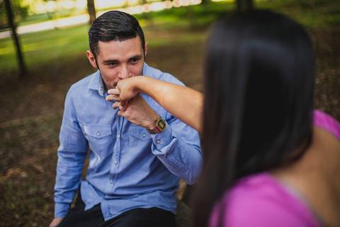 Inspiração e ideias criativas ensaio fotográfico pré casamento pré wedding de casal no Parque Villa Lobos - SP'