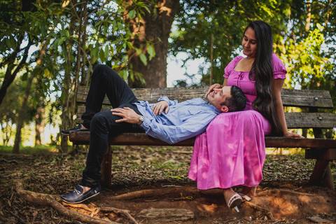 Inspiração e ideias criativas ensaio fotográfico pré casamento pré wedding de casal no Parque Villa Lobos - SP'