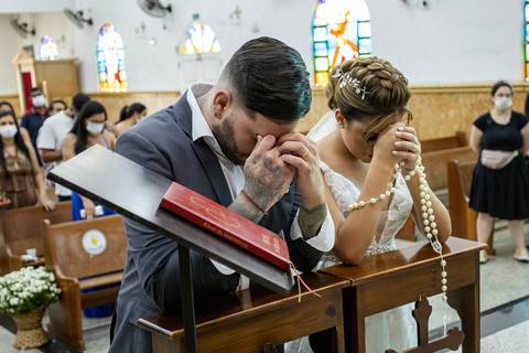 Inspiração e ideias criativas de fotos fotográfico de casamento na igreja Paroquia Santa Cruz - SP'