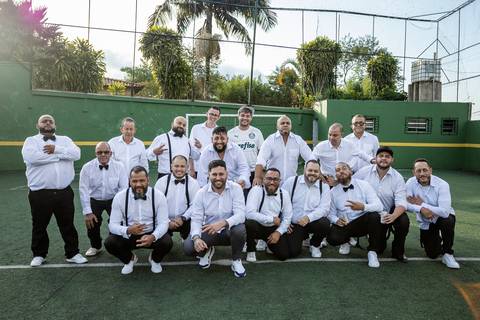 Inspiração e ideias criativas de fotos fotográfico de casamento noivo com os padrinhos na Chácaras Monte Serrat - SP'