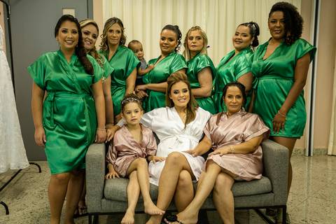 Inspiração e ideias criativas de fotos fotográfico de Making Of da noiva com as madrinhas no espaço Alpha Noivas - SP'