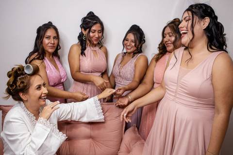 Inspiração e ideias criativas de fotos fotográfico de Making Of da noiva com as mdrinhas no Spazzio Muller e Frezzarim'