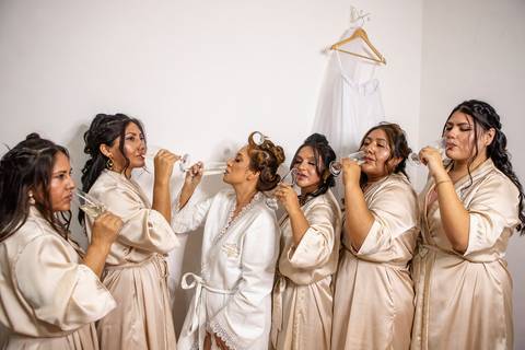 Inspiração e ideias criativas de fotos fotográfico de Making Of da noiva com as mdrinhas no Spazzio Muller e Frezzarim'