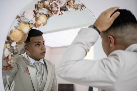 Inspiração e ideias criativas de fotos fotográfico de Making Of do noivo no Espaço Aloha - Mogi - SP'