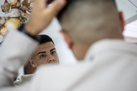 Inspiração e ideias criativas de fotos fotográfico de Making Of do noivo no Espaço Aloha - Mogi - SP'