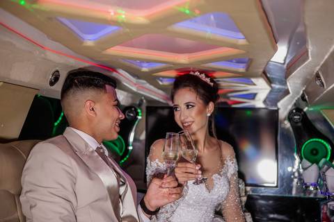 Inspiração e ideias criativas de fotos fotográfico de casamento noivos na Limusine no Espaço Aloha - Mogi - SP'
