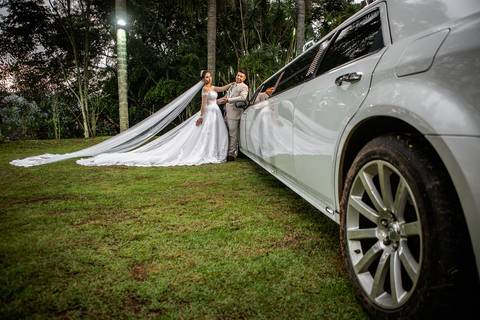 Inspiração e ideias criativas de fotos fotográfico de casamento noivos na Limusine no Espaço Aloha - Mogi - SP'
