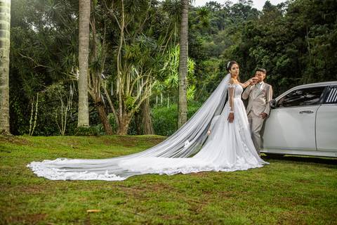 Inspiração e ideias criativas de fotos fotográfico de casamento noivos na Limusine no Espaço Aloha - Mogi - SP'