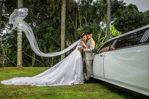 Inspiração e ideias criativas de fotos fotográfico de casamento noivos na Limusine no Espaço Aloha - Mogi - SP'