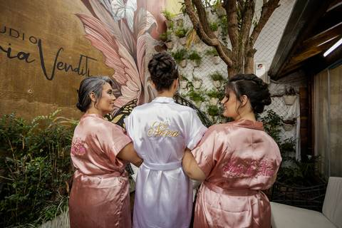 Inspiração e ideias criativas de fotos fotográfico de Making Of da noiva no Studio Lívia Venditi - SP'