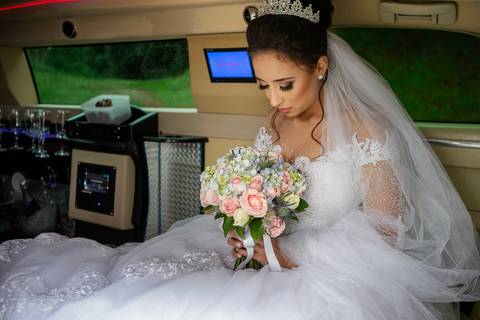Inspiração e ideias criativas de fotos fotográfico de casamento noiva na sua Limusine no Espaço Aloha - Mogi - SP'